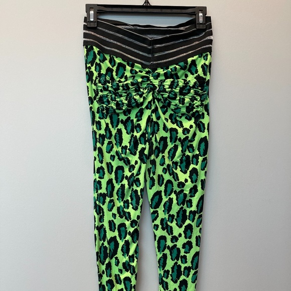 Cute Booty Leopard Flourescent Leggings - Picture 4 of 5